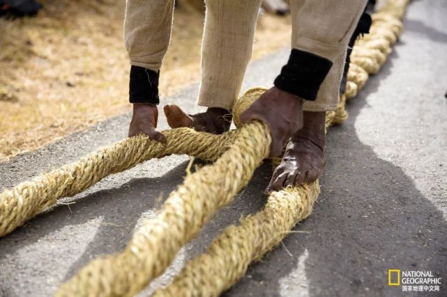 细绳被组合在一起,拧成更粗的绳子.