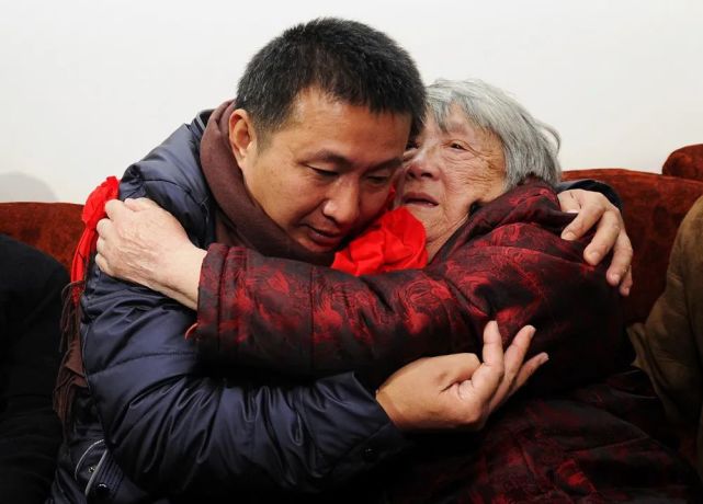 陈满结束23年冤狱与母亲相拥而泣.图源:中新社