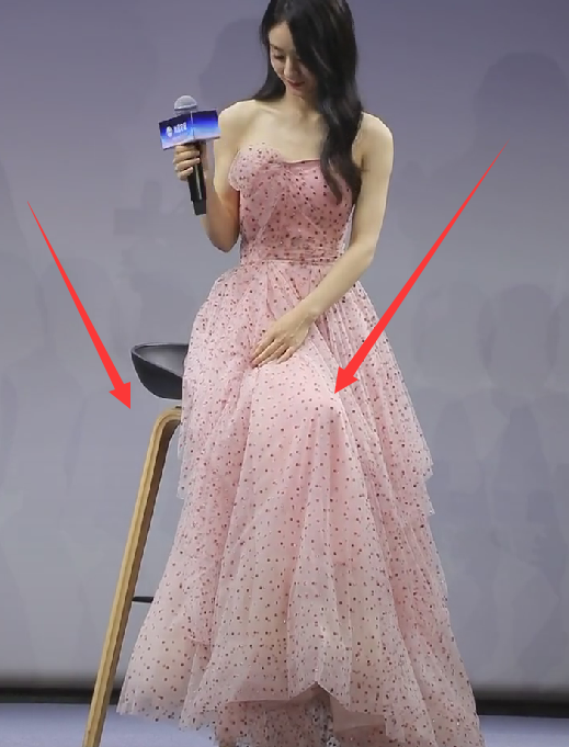 反而并不能歇着,而且她的这个坐姿还是很累的,但是没有办法啊,赵丽颖