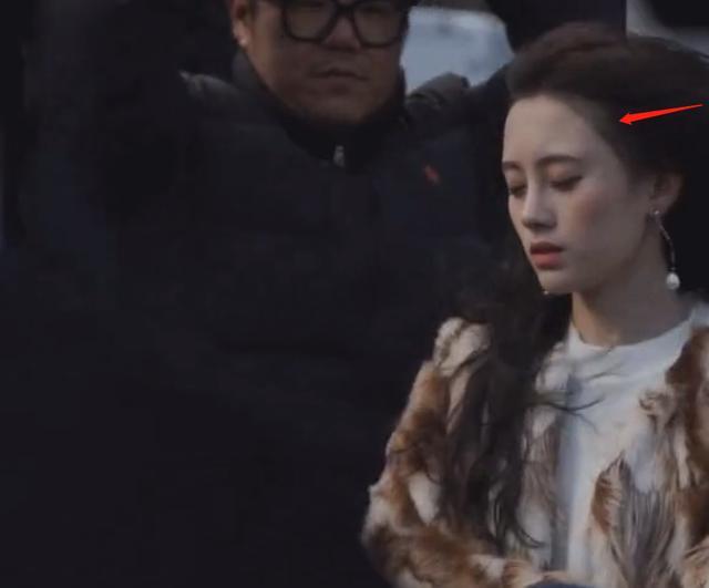 鞠婧祎|精致假人？鞠婧祎发际线画了两指宽，摆拍永远45度角露侧脸遮颧骨