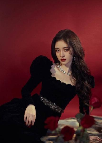 鞠婧祎|精致假人？鞠婧祎发际线画了两指宽，摆拍永远45度角露侧脸遮颧骨