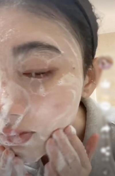 鞠婧祎|精致假人？鞠婧祎发际线画了两指宽，摆拍永远45度角露侧脸遮颧骨