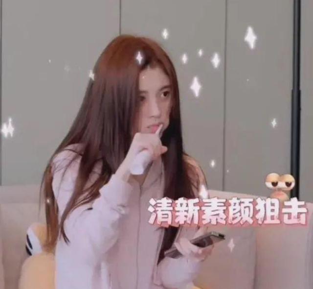 鞠婧祎|精致假人？鞠婧祎发际线画了两指宽，摆拍永远45度角露侧脸遮颧骨