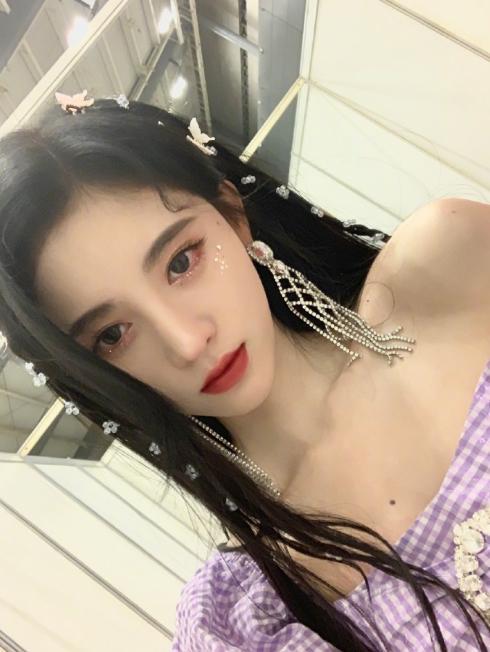 鞠婧祎|精致假人？鞠婧祎发际线画了两指宽，摆拍永远45度角露侧脸遮颧骨