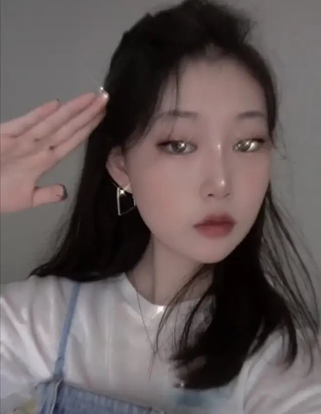 小沈阳|小沈阳13岁女儿晒照，穿露脐装秀好身材，最丑星二代完美逆袭