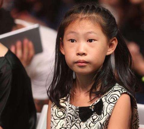 小沈阳|小沈阳13岁女儿晒照，穿露脐装秀好身材，最丑星二代完美逆袭