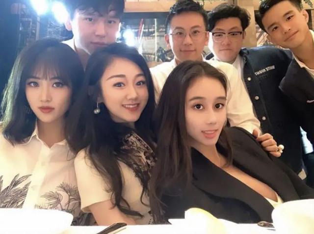 陈凯歌|百亿千金晒晚宴照，赌王小女儿和陈凯歌长子同框，就餐场所超豪华