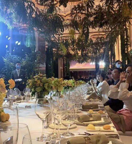 陈凯歌|百亿千金晒晚宴照，赌王小女儿和陈凯歌长子同框，就餐场所超豪华