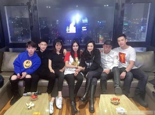 陈凯歌|百亿千金晒晚宴照，赌王小女儿和陈凯歌长子同框，就餐场所超豪华