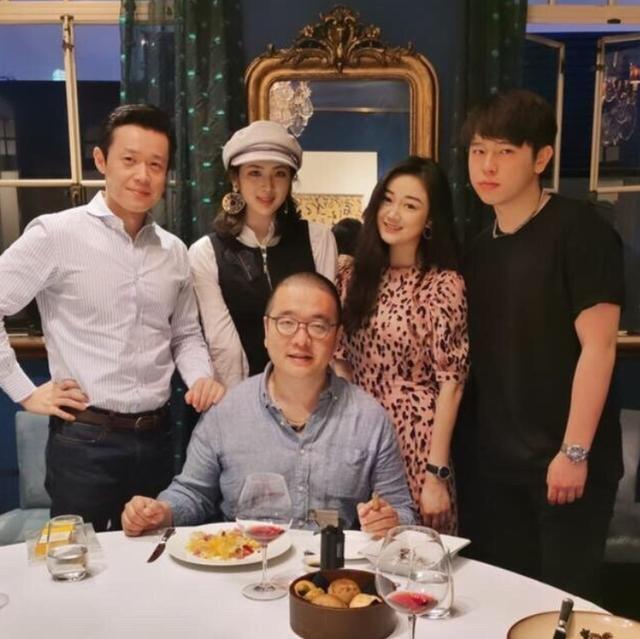 陈凯歌|百亿千金晒晚宴照，赌王小女儿和陈凯歌长子同框，就餐场所超豪华