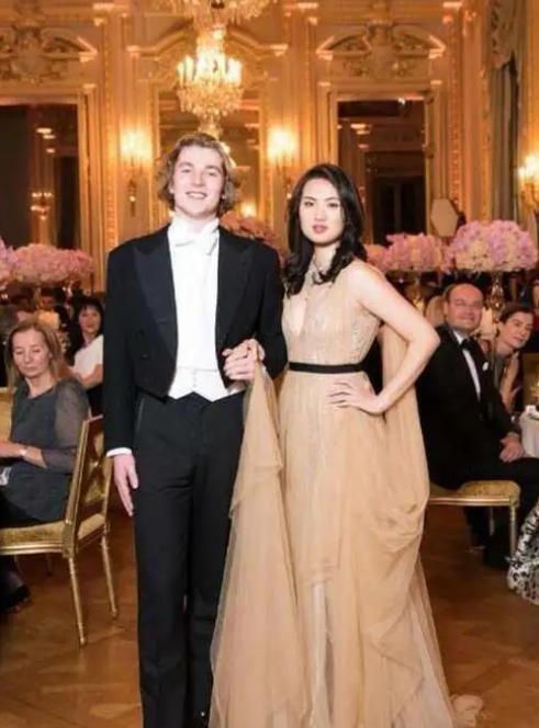 陈凯歌|百亿千金晒晚宴照，赌王小女儿和陈凯歌长子同框，就餐场所超豪华
