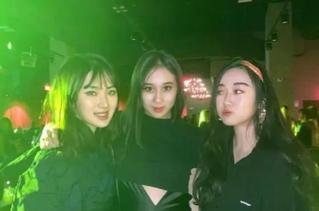 陈凯歌|百亿千金晒晚宴照，赌王小女儿和陈凯歌长子同框，就餐场所超豪华