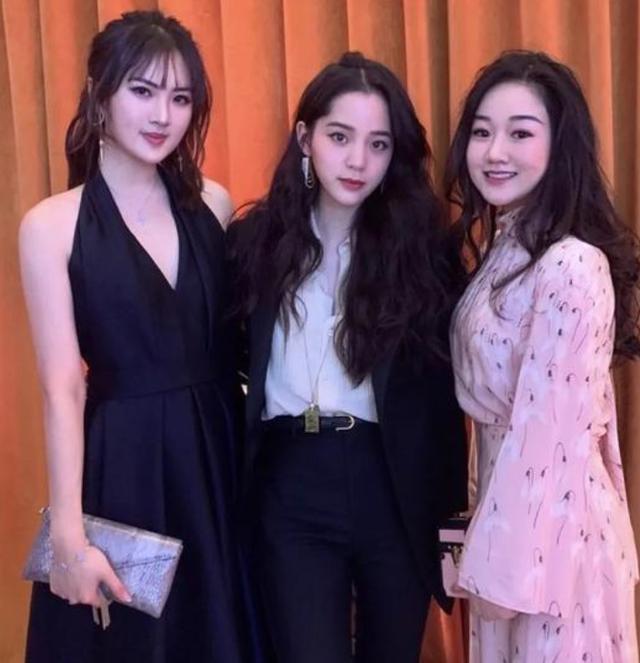 陈凯歌|百亿千金晒晚宴照，赌王小女儿和陈凯歌长子同框，就餐场所超豪华