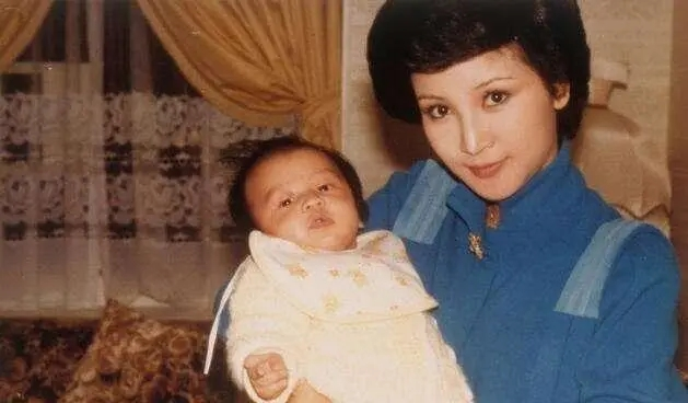 张柏芝|她是张柏芝的婆婆，28岁嫁渣男，初婚生巨星，49岁再嫁良人