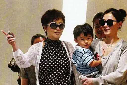 张柏芝|她是张柏芝的婆婆，28岁嫁渣男，初婚生巨星，49岁再嫁良人