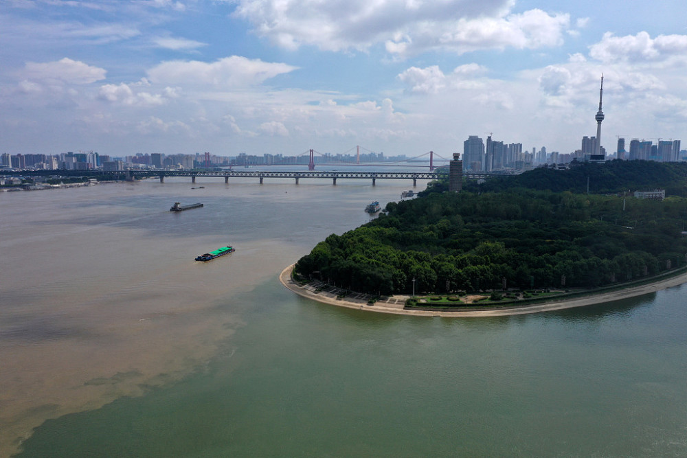 武汉长江汉江交汇处一清一浊泾渭分明此景难得一见