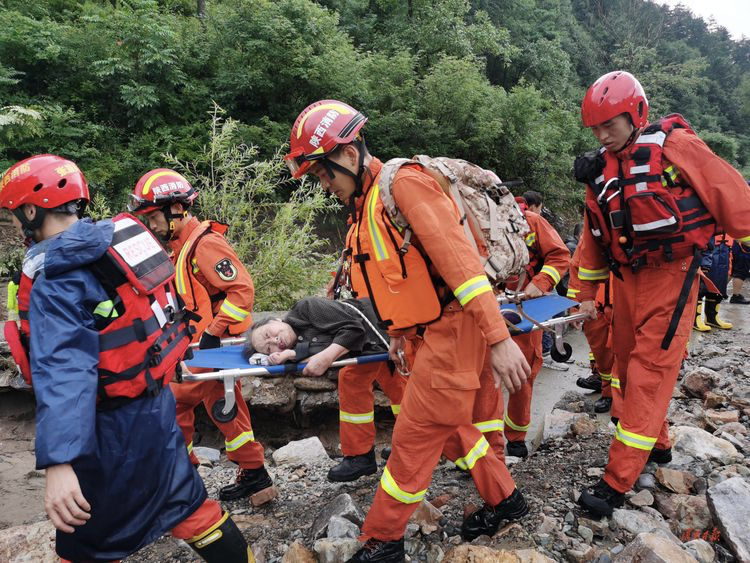 陝西渭南金堆鎮突降大雨 消防員徒步深山涉水救援受困群眾