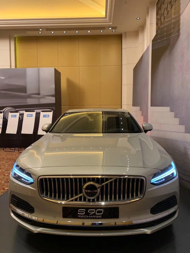 新款沃尔沃s90相继到店,标配轻混,高配还带水晶档把,明天上市