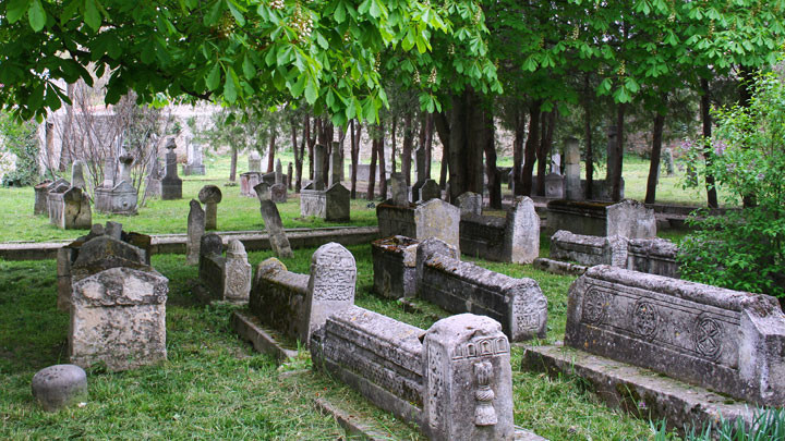 男婴|女子在墓地突然听到啼哭声，从土里挖出一个活着的男婴