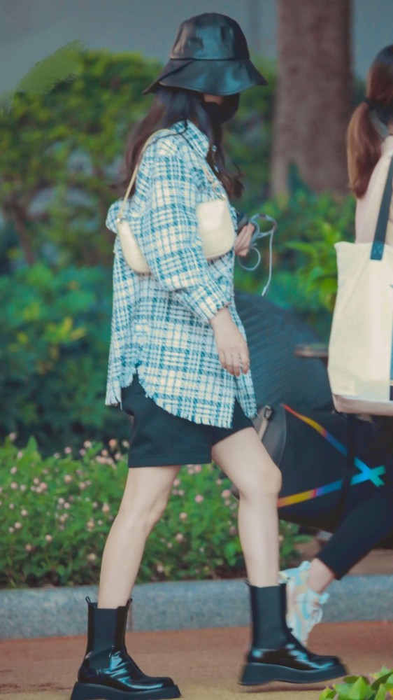 赵丽颖|赵丽颖扒拉菜被骂，张亮维护她上热搜，百万大粉：一场闹剧