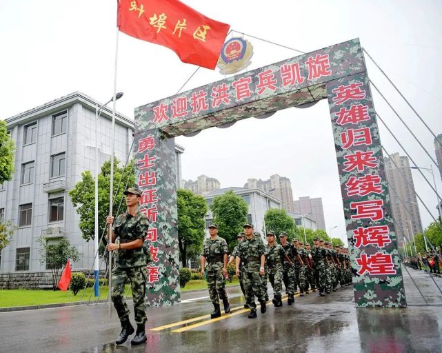 首批300名官兵抵达黑虎山脚下部队营区!