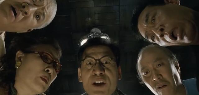 电影阿罗汉大师展示空手劈木头看到木头现场的人捏把汗