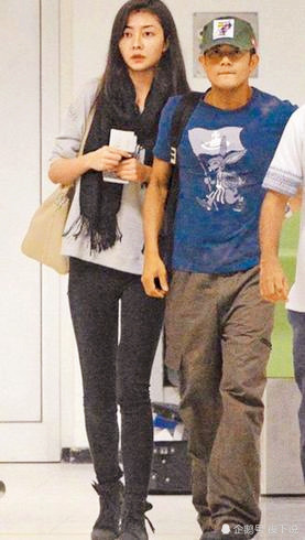 郭富城|郭富城33岁现任妻子与39岁前任，仅有6岁之差，一个少女一个女王