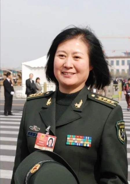 舍弃赵本山,黄晓娟合作潘长江,春晚遭弃时赵本山出手相帮