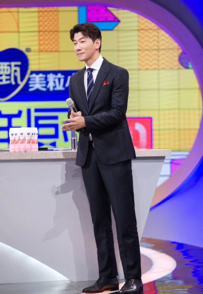 赵丽颖|赵丽颖黑红体质难改，继喝水被黑后吃饭又被黑，张亮也忍不住解释