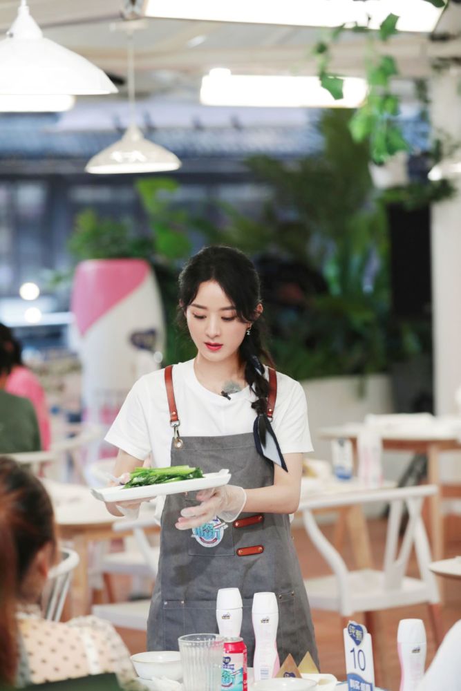 赵丽颖|赵丽颖黑红体质难改，继喝水被黑后吃饭又被黑，张亮也忍不住解释