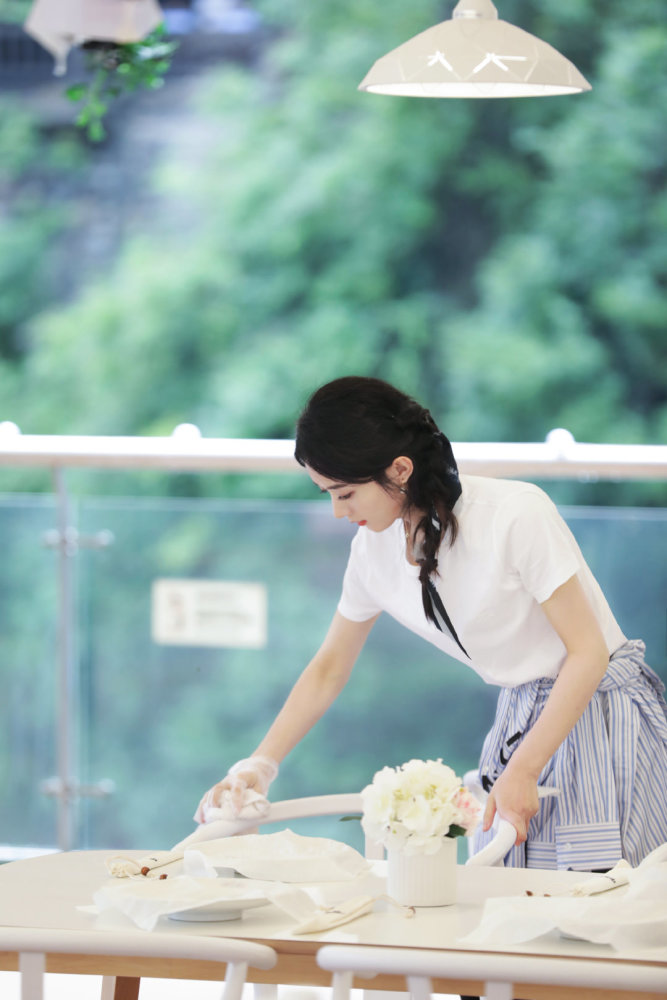 赵丽颖|赵丽颖黑红体质难改，继喝水被黑后吃饭又被黑，张亮也忍不住解释