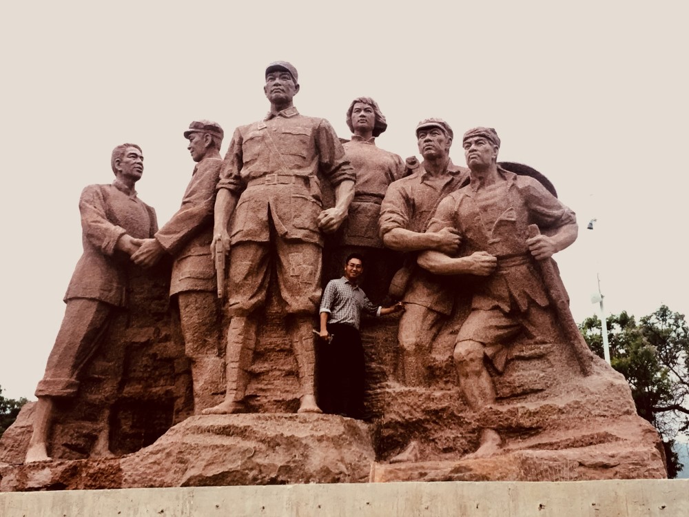 海南万宁六连岭革命遗址新添大型石雕《红旗不倒》系雕塑家陈学博创作