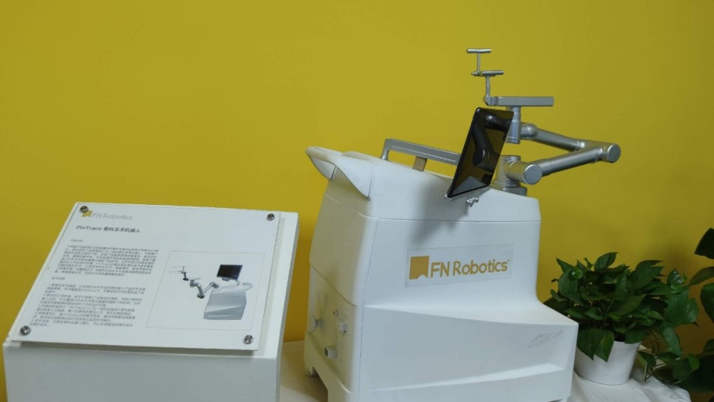 服务机器人|能给眼睛打针可看穿千米浑浊湖水，尖端服务机器人争锋服贸会