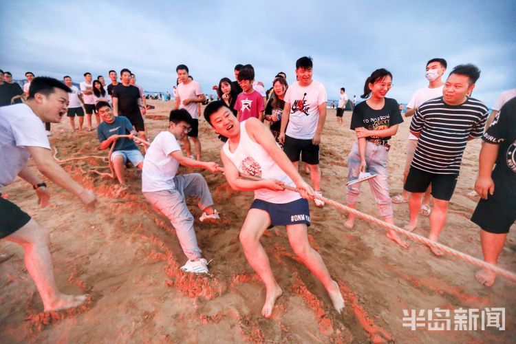 看,沙滩上拔河是一种什么感觉_腾讯新闻