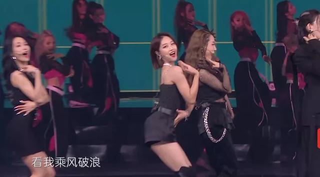 何炅|青春芒果夜姐姐团首秀：万茜和何炅站C位，过于兴奋还抢话