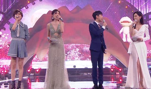 何炅|青春芒果夜姐姐团首秀：万茜和何炅站C位，过于兴奋还抢话