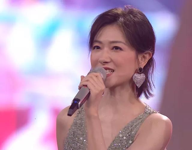 何炅|青春芒果夜姐姐团首秀：万茜和何炅站C位，过于兴奋还抢话