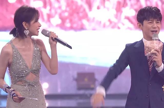 何炅|青春芒果夜姐姐团首秀：万茜和何炅站C位，过于兴奋还抢话