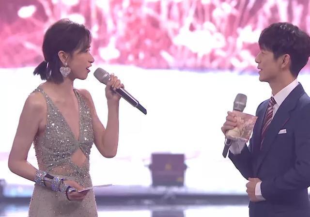 何炅|青春芒果夜姐姐团首秀：万茜和何炅站C位，过于兴奋还抢话