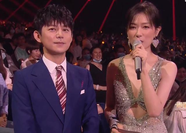 何炅|青春芒果夜姐姐团首秀：万茜和何炅站C位，过于兴奋还抢话