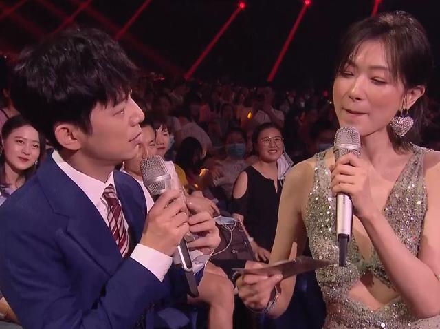 何炅|青春芒果夜姐姐团首秀：万茜和何炅站C位，过于兴奋还抢话