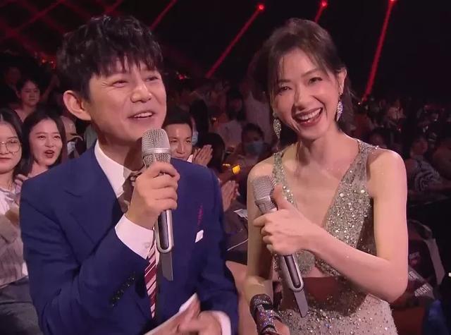 何炅|青春芒果夜姐姐团首秀：万茜和何炅站C位，过于兴奋还抢话