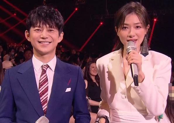 何炅|青春芒果夜姐姐团首秀：万茜和何炅站C位，过于兴奋还抢话