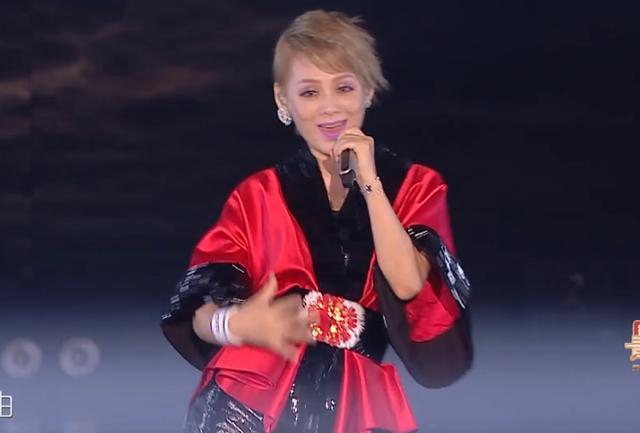 何炅|青春芒果夜姐姐团首秀：万茜和何炅站C位，过于兴奋还抢话