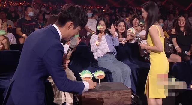 何炅|青春芒果夜姐姐团首秀：万茜和何炅站C位，过于兴奋还抢话