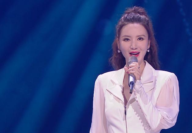 何炅|青春芒果夜姐姐团首秀：万茜和何炅站C位，过于兴奋还抢话