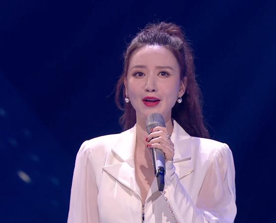 何炅|青春芒果夜姐姐团首秀：万茜和何炅站C位，过于兴奋还抢话