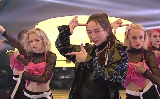 何炅|青春芒果夜姐姐团首秀：万茜和何炅站C位，过于兴奋还抢话