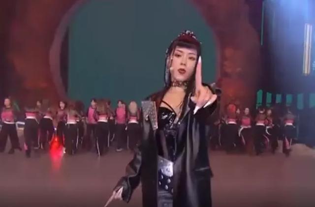 何炅|青春芒果夜姐姐团首秀：万茜和何炅站C位，过于兴奋还抢话