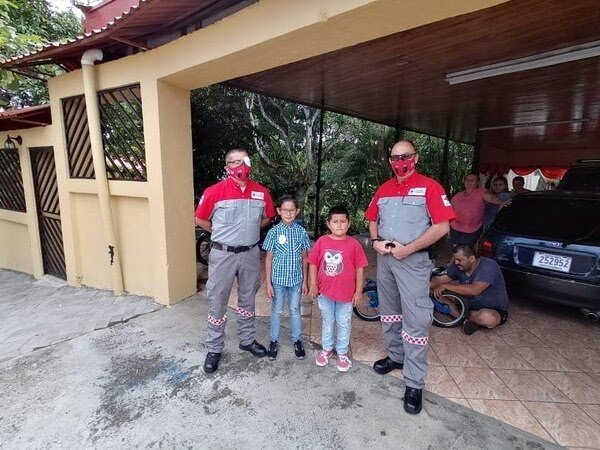 亚伯拉罕|见1岁小表妹溺水，10岁男孩不顾危险跳下泳池将她救起